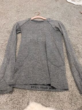 lululemon athletica Women's Gray Long Sleeve Crew Top no rip tag